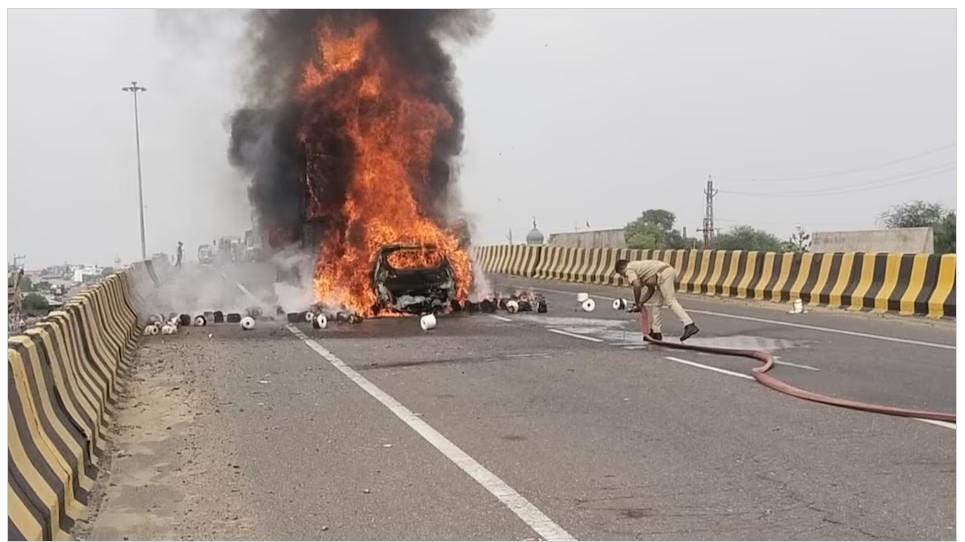 Accident in Sikar: Horrific accident...! Car caught fire...7 people of the same family burnt alive