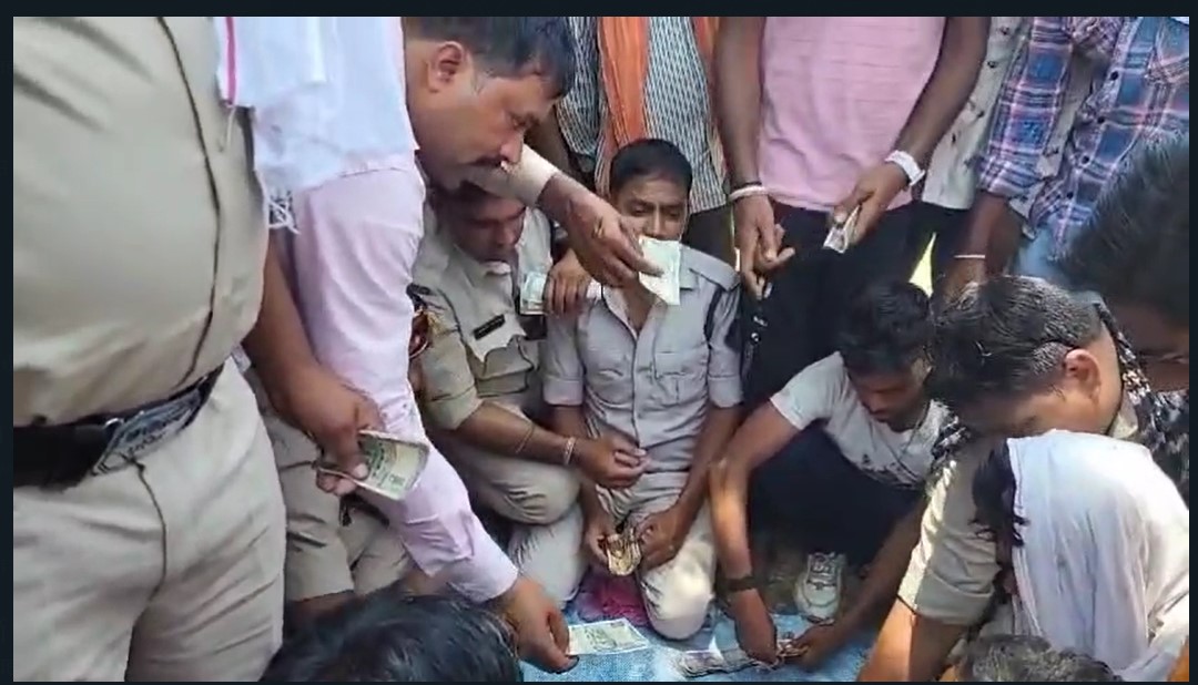 Election Duty Staff: Wow election duty...! Such a scene outside the strong room built in Koni, Bilaspur… See the policemen and employees on duty kept betting in gambling… This VIDEO surfaced.