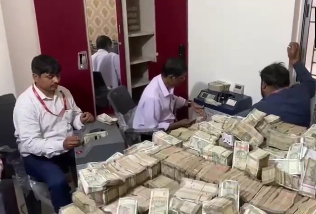 ED Raid Update: Pile of notes...! Most of the cash recovered was Rs 500 notes...jewellery also recovered...see VIDEO