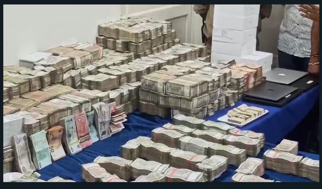 Raid on Builder: Big news from Ujjain...! 15 crore rupees cash...silver bars, euro, pound, US dollar, Hungarian euro, Nepali rupee...wherever you see only 'rupees', watch VIDEO