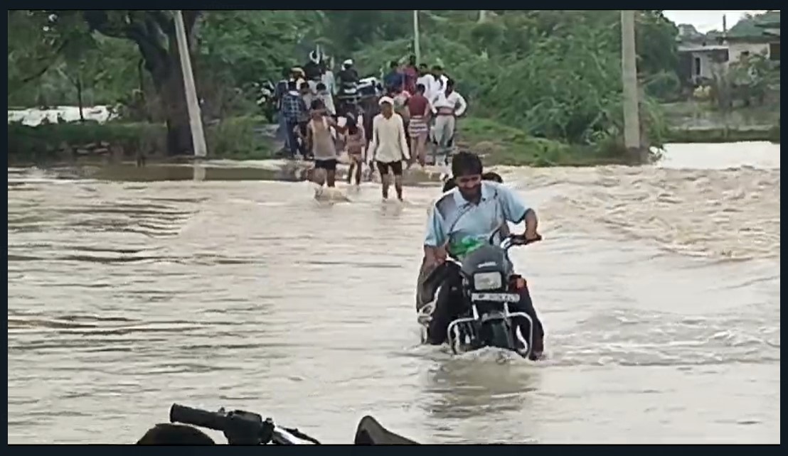 Besli River Water Level: One more mistake and…! No concern for self or the people…! People crossing the overflowing bridge… this VIDEO is inviting an accident