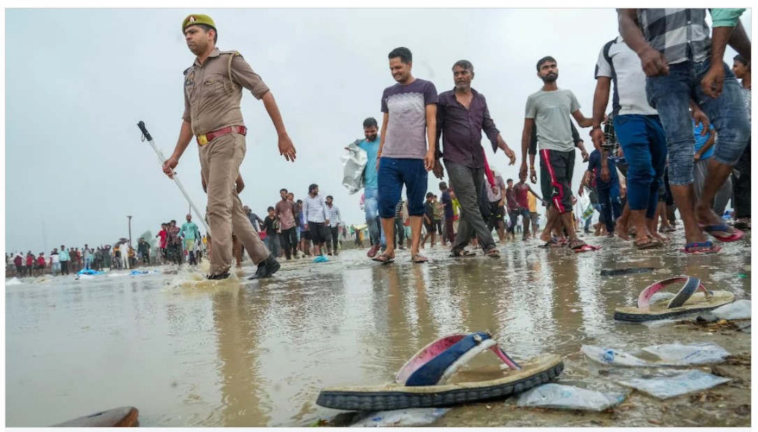 Stampede in Hathras: 'Cremation ground' turned into a place of worship...! Slippers, sandals, purses, mobiles found scattered far and wide... Watch the painful scene with back to back pictures in the video