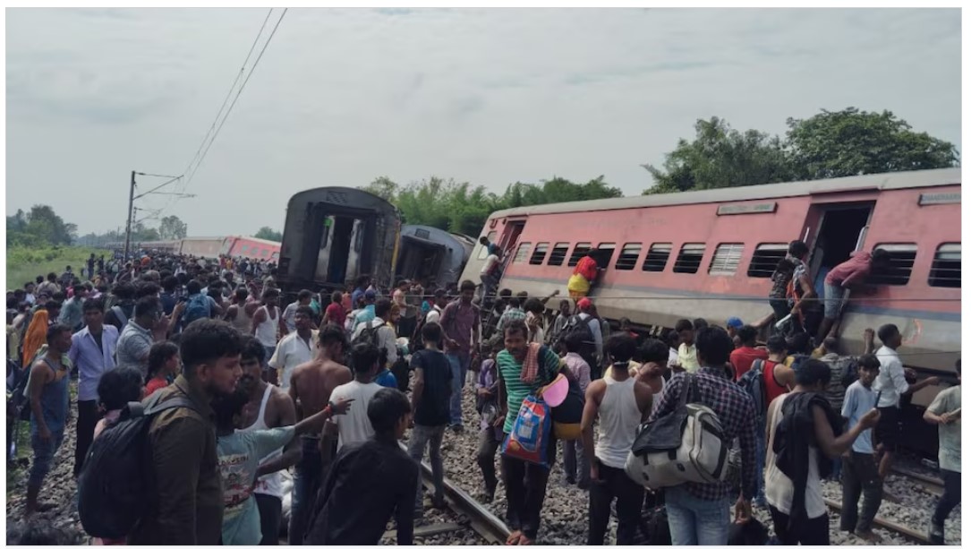 Dibrugarh Express: Big Breaking...! Major railway accident in Gonda...10 coaches of Dibrugarh Express derailed...Rescue continues