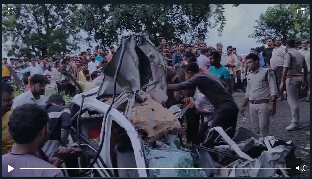 Truck Car Collision: A horrific accident in Sagar district...! 5 killed in truck-car collision...see here how the bodies got stuck in the car VIDEO