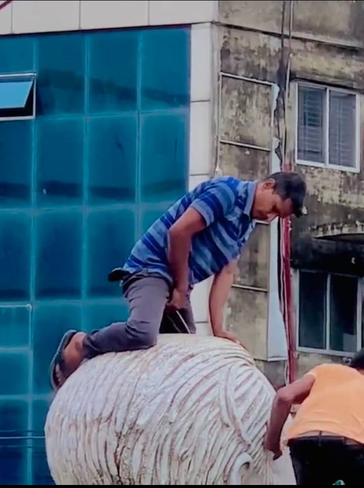 Aamaar Sonar Bangla: What kind of rebellion is this...? 'Urinating' on the statue of its own founder...the disturbing video will stay in your heart and mind...watch it here