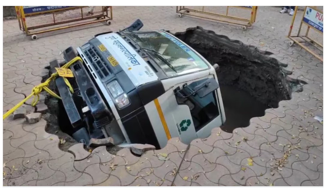 Truck in the Pit: Municipal Corporation's truck got stuck in the pit...! See the terrifying CCTV video here