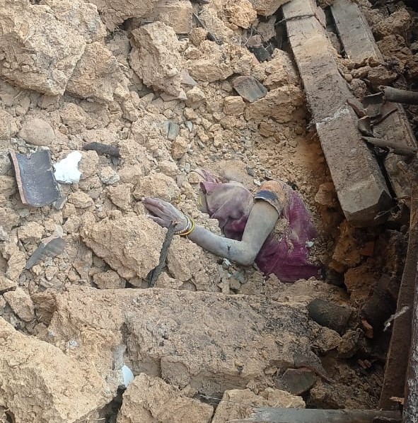 House Collapse: Big news from Raigarh...! Woman dies a painful death due to house collapse... watch the video here