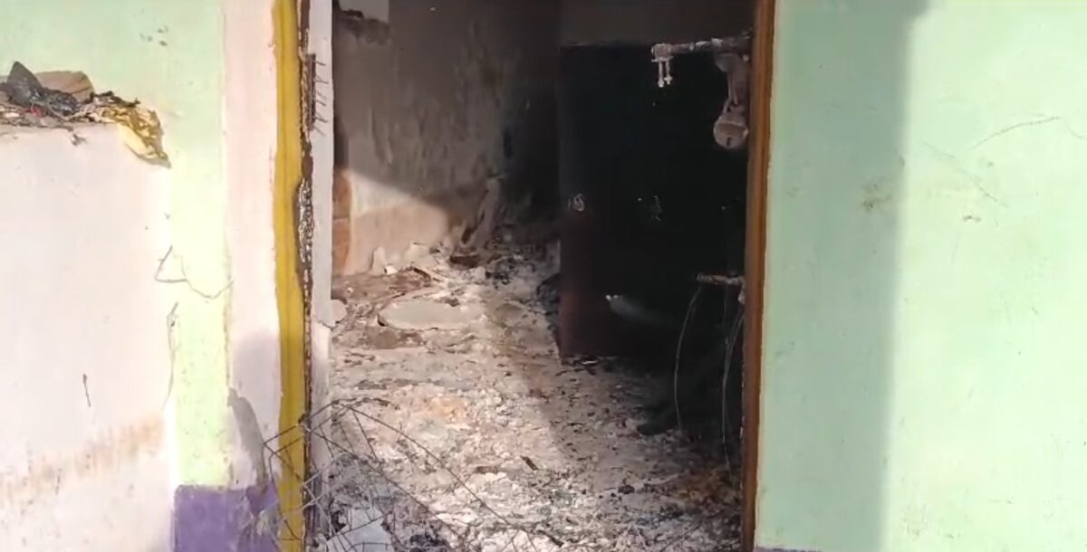 House Burnt Down: Big news from Kabirdham district...! Villagers burnt down the house of the Deputy Sarpanch, 1 person died in the fire... Watch the back to back video here