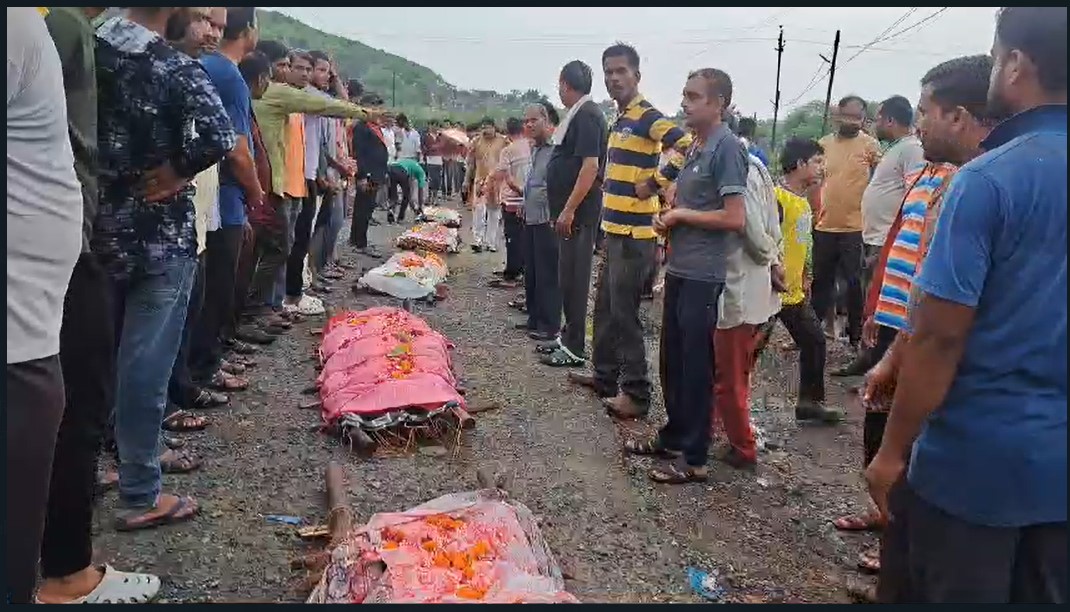 Whole Family Death : The scene was terrifying...! When the bodies of 9 members were taken together...! A drunk truck driver crushed the whole family... watch the video here