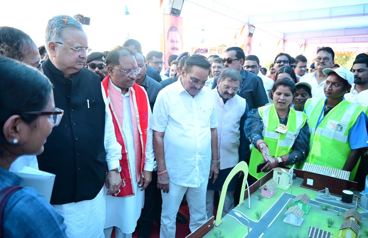 Cleanliness is Service: Chief Minister and Union Jal Shakti Minister participated in the Cleanliness is Service program organized in Barga village. He performed Bhoomi Pujan and inauguration of 35 works worth Rs 32 crore 7 lakh 60 thousand.