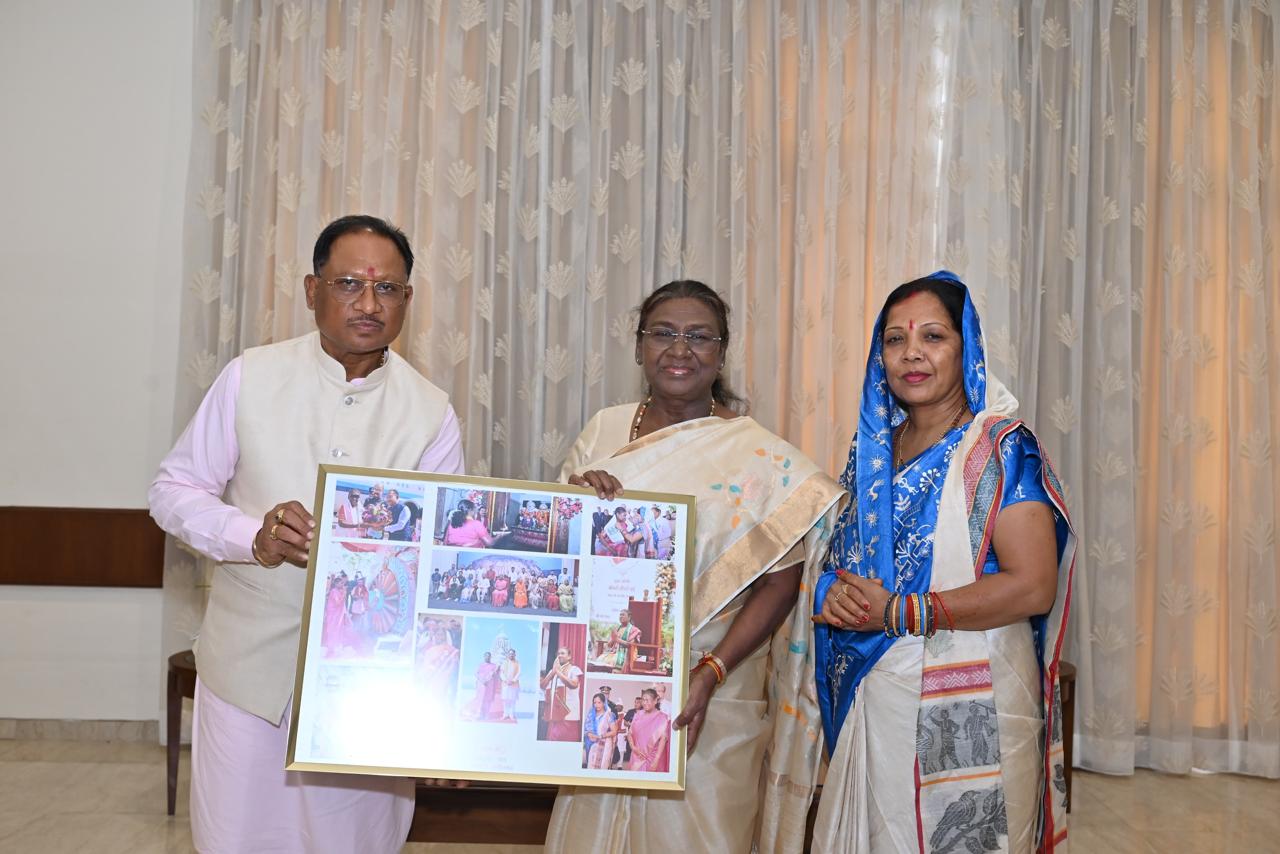 President Murmu: The President liked the gift of instant album and photo frame very much, said... The Chief Minister's family expressed faith in traditional moral values