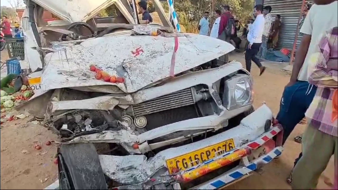 BAIKUNTHPUR ROAD ACCIDENT: Trailer hits vegetable loaded pickup from front, two brothers die on the spot