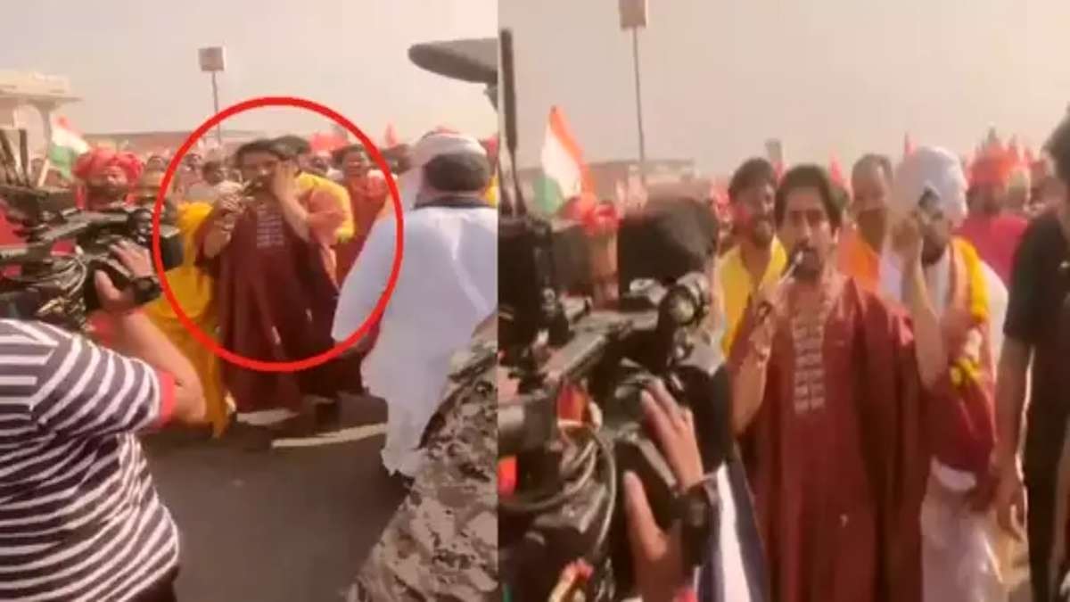 Bageshwar Dham: Mobile was thrown at Peethadheeswar Dhirendra Shastri's face...! After that, see 'Baba's' reaction here... Back to back VIDEO