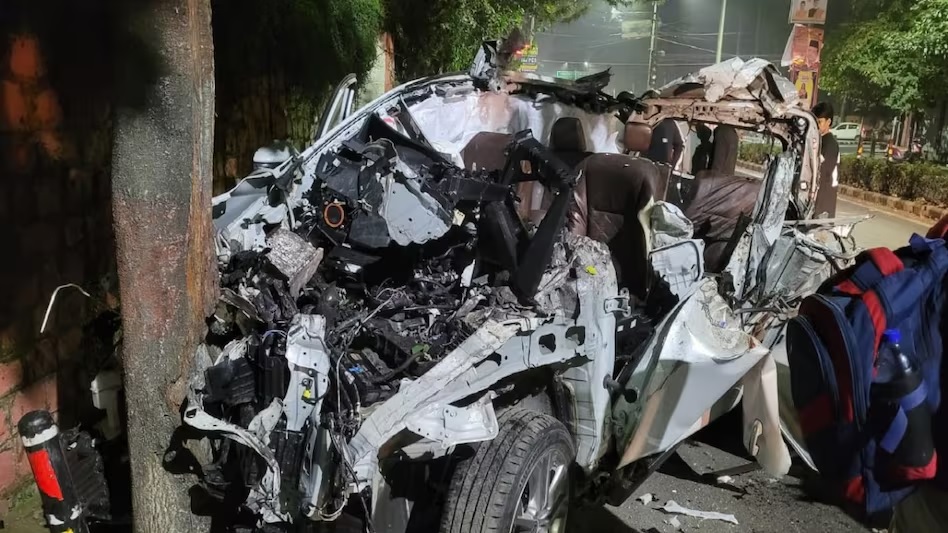 Dehradun Accident: Horrific accident... 3 boys and 3 girls died when they came out together, car shattered into pieces