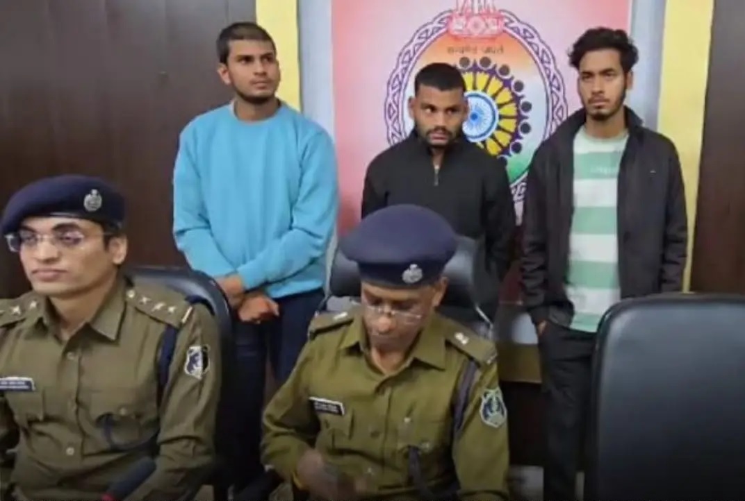 Fraud Railway Employee: Railway employee cheated for Rs 20 lakh due to friendship on Facebook and sweet talk in girl's voice on mobile, three vicious people from Raigarh arrested