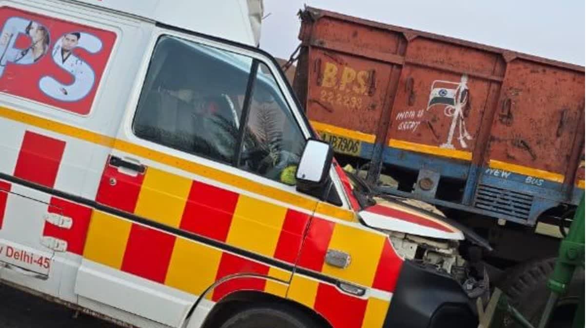 JAGDALPUR ROAD ACCIDENT: Ambulance collides with a parked truck, 2 medical staff die on the spot, 6 injured