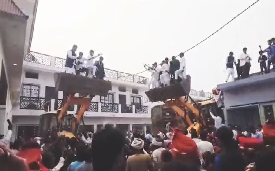 Notes Blown by Bulldozer: 20 lakhs blown away by climbing on a bulldozer during a wedding celebration...! Watch the video here