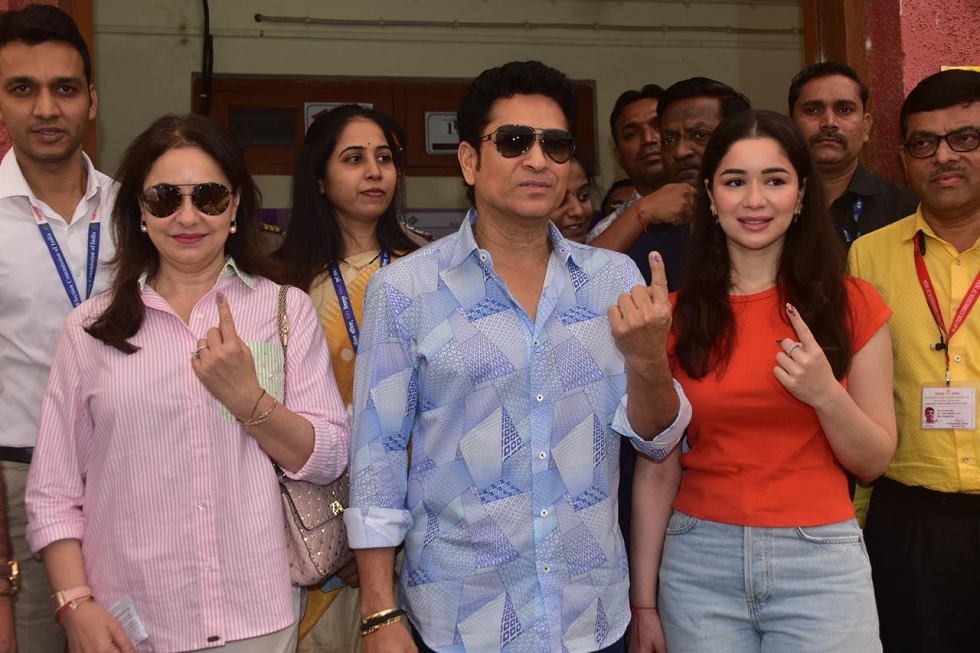 Maharashtra Chunav: 'Stars on the ground', Bollywood superstars came out of their bungalows for voting, know who voted