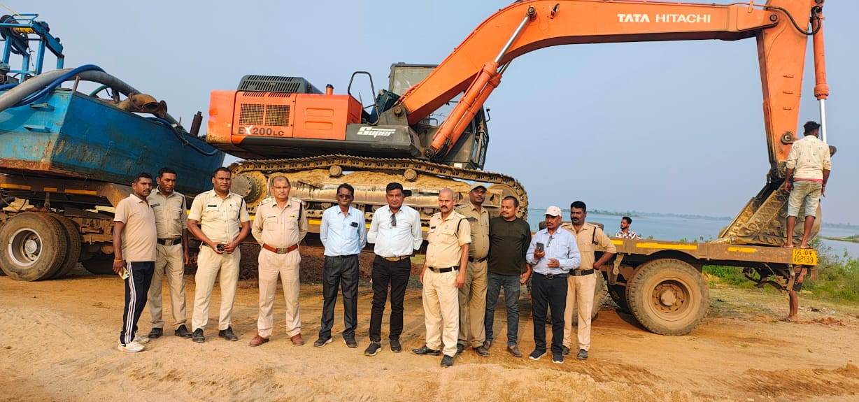 The Mineral Department team took swift action in Raipur...! Tractor along with submarine-like machine-Hiva seized