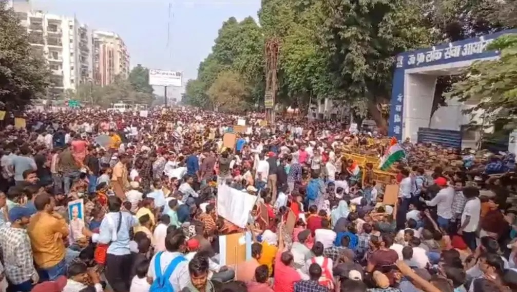 UPPSC Protest: Ruckus continues on the fifth day of protest, students shouting slogans outside the Commission