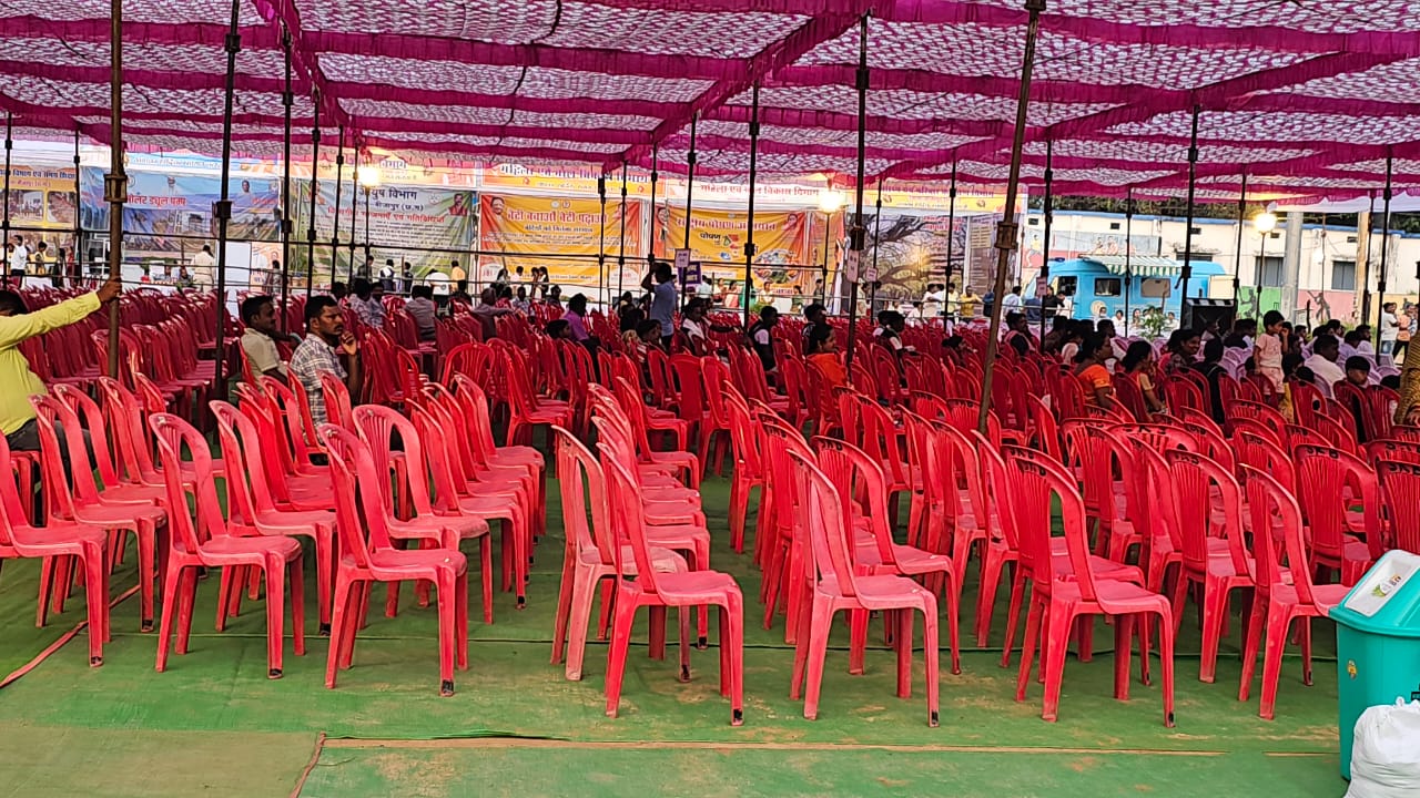 Rajyotsav in Bijapur: Officers and employees absent in Rajyotsav...! Chief guest Vikram Usendi's health deteriorated at the last moment... watch the video here