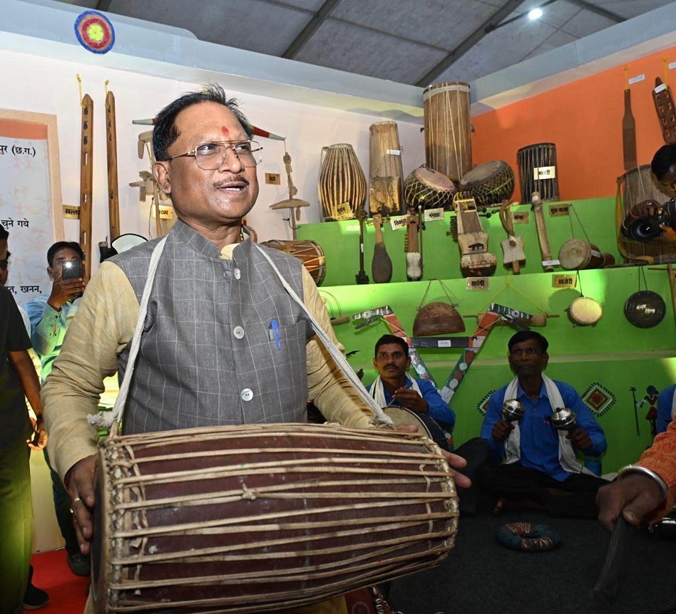 Mukhyamantri: Chief Minister Vishnudev Sai danced with the artists while playing the mandar.