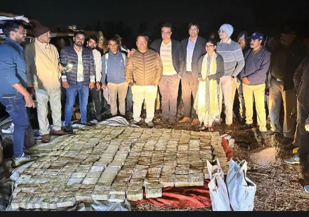 Raid in Bhopal: 15 crore cash and 55 kg gold found in an abandoned car in the forest... IT officers were left stunned... watch the video here