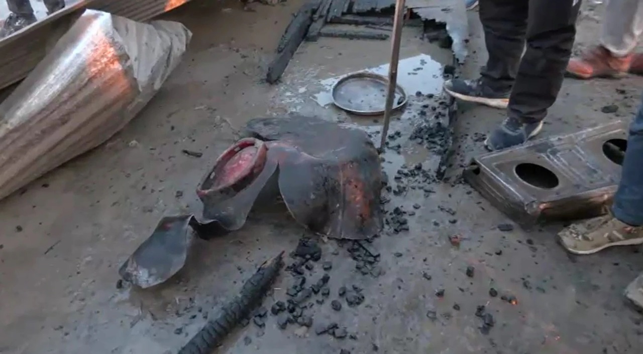 Maha Kumbh in Prayagraj: Somewhere there are scattered stoves and somewhere there are broken utensils...! The scene after the fire in Maha Kumbh... watch the video here