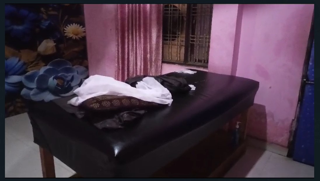 Sex Racket Exposed: Prostitution in a posh area…! When the police arrived, the 'couple' ran away leaving their messy bed behind…Watch the video here