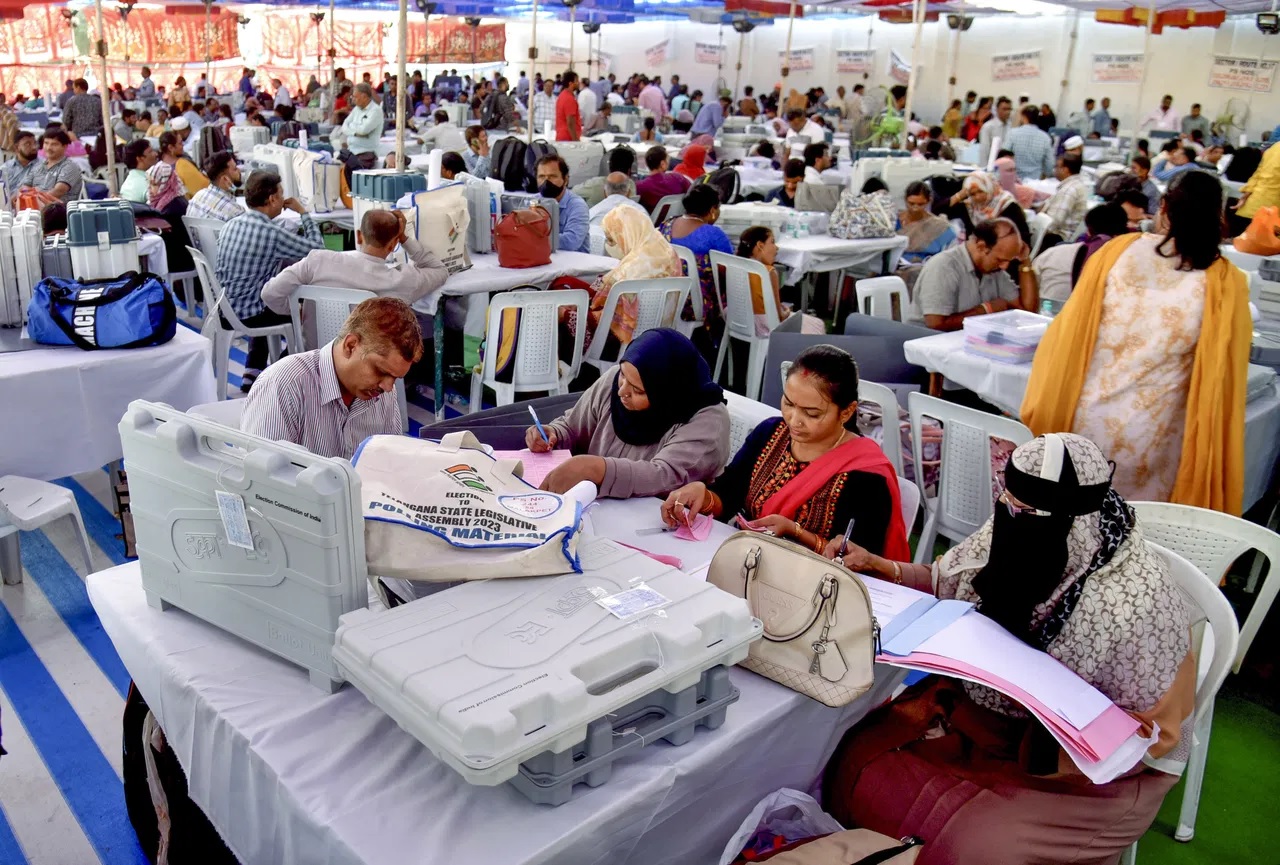 Delhi Election Results: Hour of decision...! Counting of votes begins in Delhi... Kejriwal, Sisodia and Atishi all three behind in initial trends... BJP takes lead on 5 seats