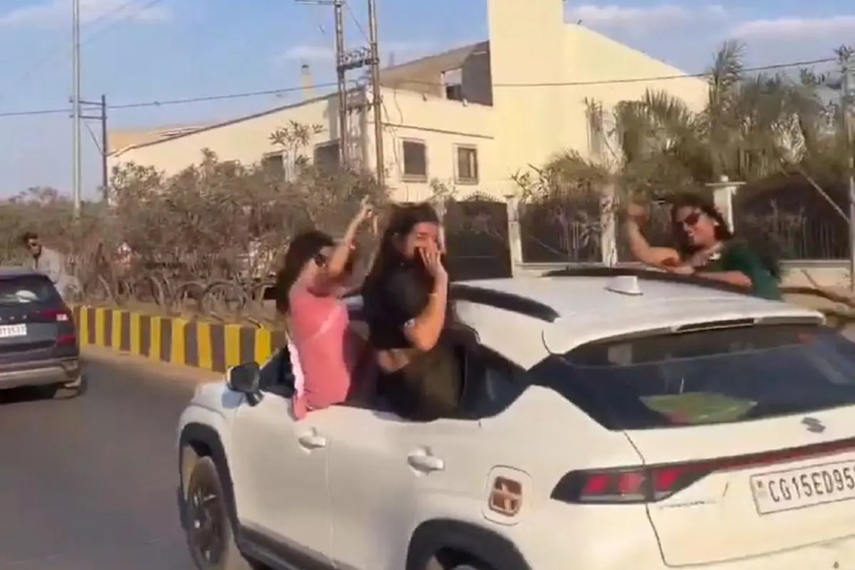 Atmanand School: Students of Atmanand School did stunts in a car during farewell party...! All 11 students suspended... See the video and list of students here