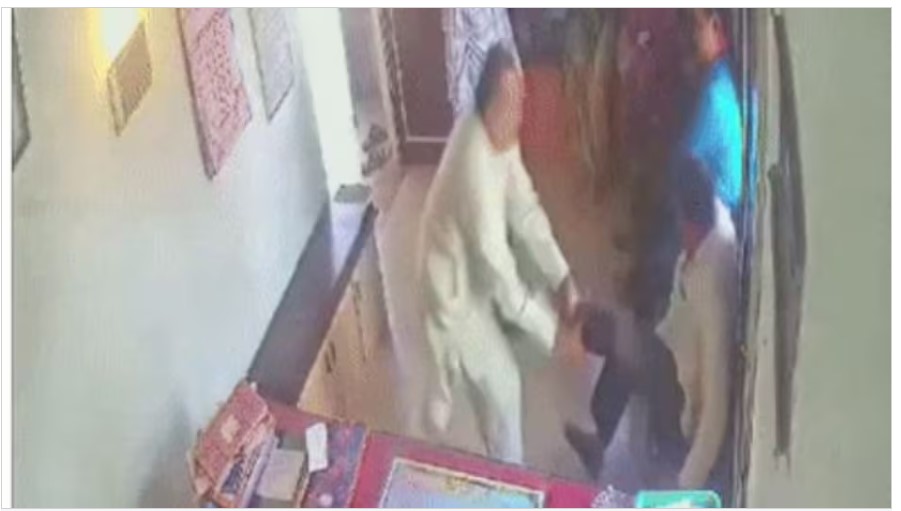 Navyug School: Shocking incident caught on CCTV...! Angry principal attacked the 'teacher'... slapped her 18 times in a few seconds... watch the video here