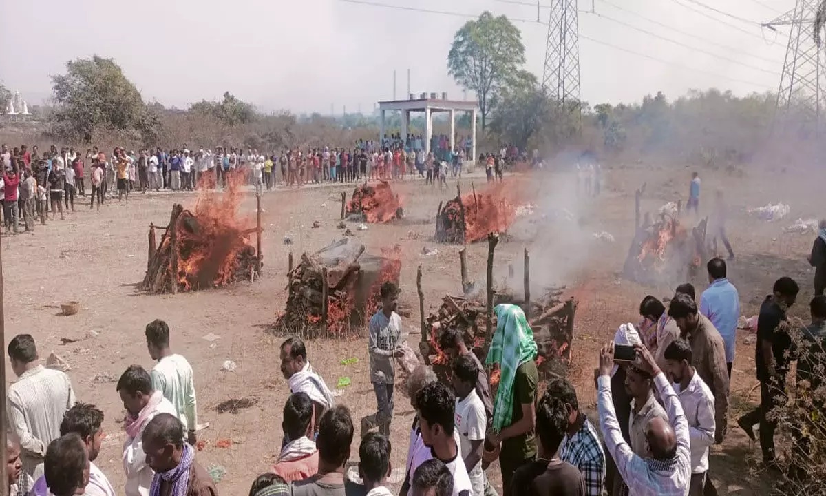 Maha Kumbh Yatra: Chaos in the village...! When not 1-2 but 6 pyres were lit together... the joy of victory also faded