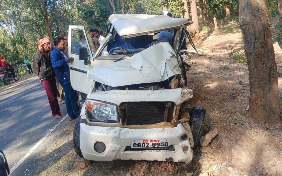 Death in Accident: Bad news from Balrampur...! Deputy Director of Agriculture dies in an accident...high speed car collides with a tree