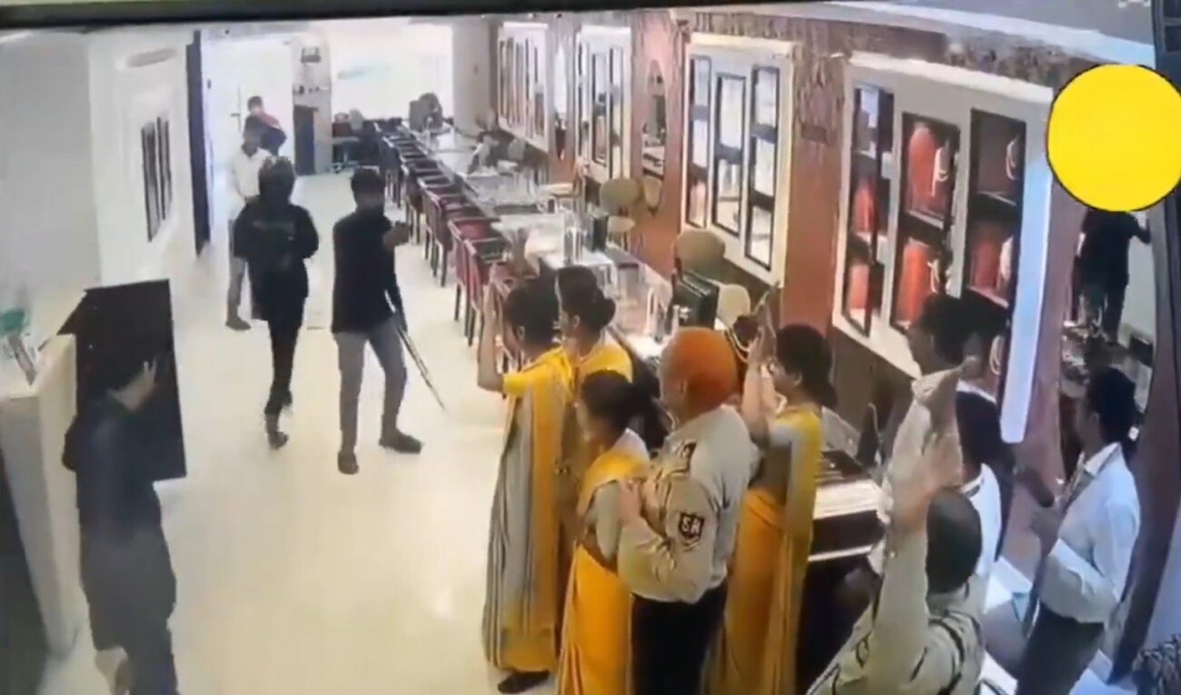 Tanishq Showroom Robbery: Fearless criminals looted Tanishq showroom in broad daylight...see how here VIDEO