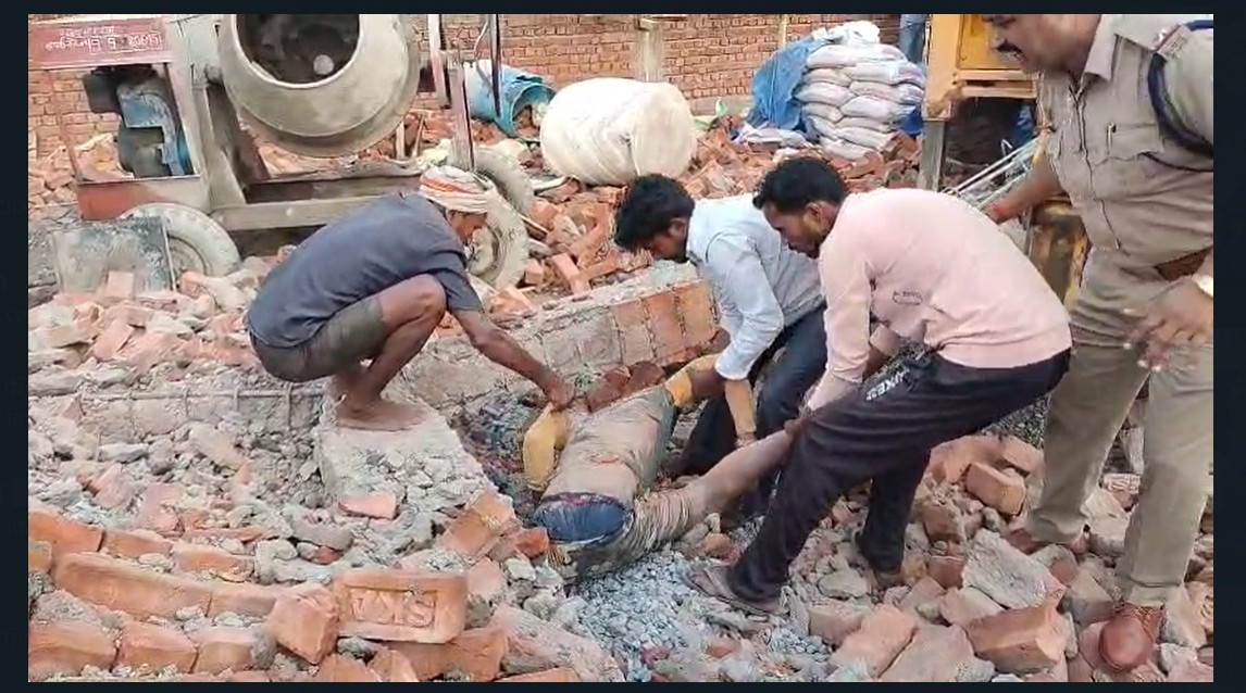 Death Wall Collapse: A big news from Korba...! 3 workers died tragically due to collapse of under-construction wall... watch the video here