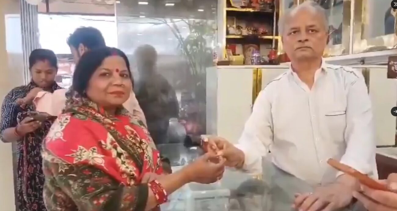 For Business: Unique offer from a jeweler's shop...! Follow on Instagram and get gold... Watch back to back videos of what happened after this announcement by the goldsmith