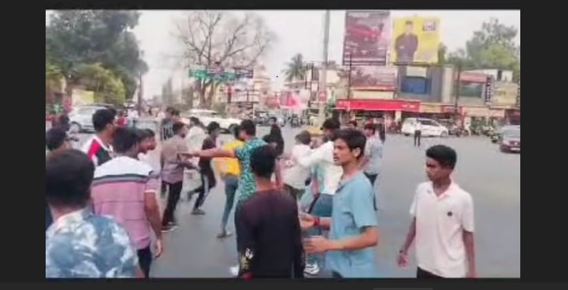 Workers standing to welcome former CM Bhupesh Baghel fought among themselves... Watch the video here