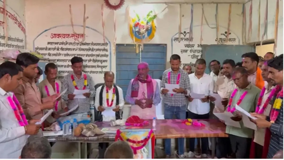 Oath Ceremony: Surprising news from Kabirdham district...! Husbands took oath in place of 6 women Panchs...Investigation ordered after VIDEO goes viral