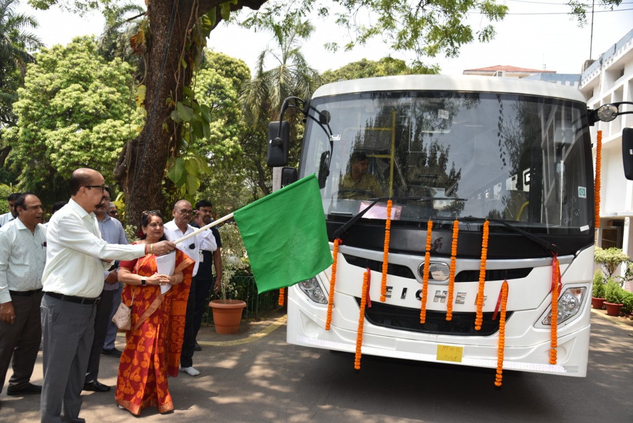 रायपुर : राज्यपाल डेका ने खैरागढ़ विश्वविद्यालय की नई बस को दिखाई हरी झंडी
