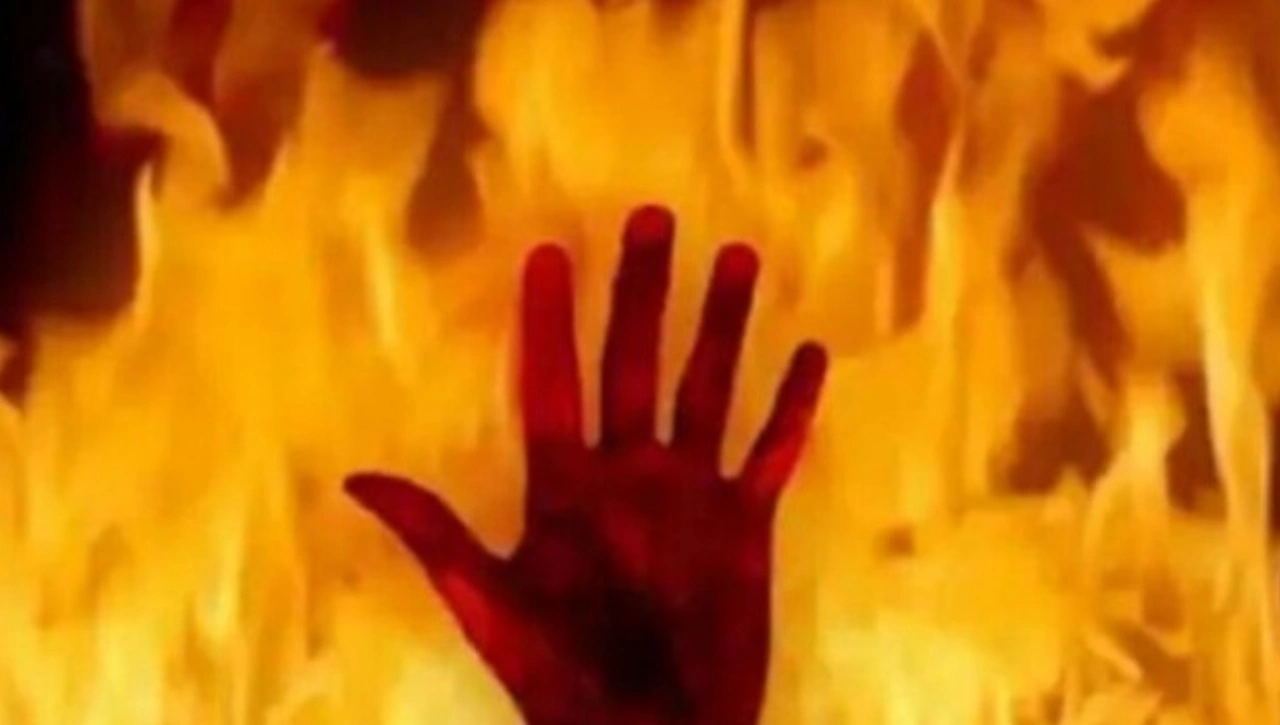 दोस्त दोस्त ना रहा! पार्टी देने से किया इनकार, तो पेट्रोल डालकर लगा दी आग, 1 माह पहले ही खरीदा था फ्लैट
