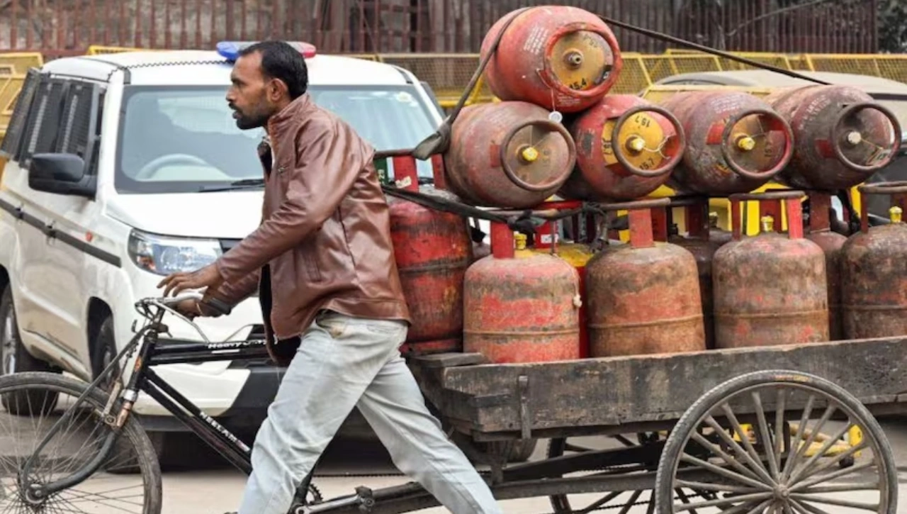 LPG Cylinder Price में बड़ा बदलाव का संकेत, क्या फिर बढ़ेंगे दाम? बाजार में नई हलचल से उपभोक्ता चिंतित