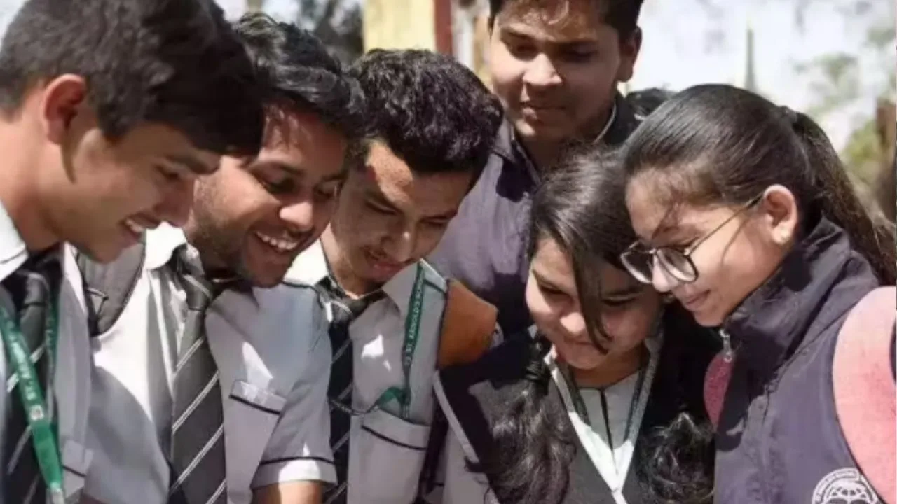 CGBSE Result 2026 : छत्तीसगढ़ बोर्ड के टॉपर्स की चमकी किस्मत…टॉपर्स को मिलेगा बड़ा इनाम…जानें सरकार का पूरा प्लान”