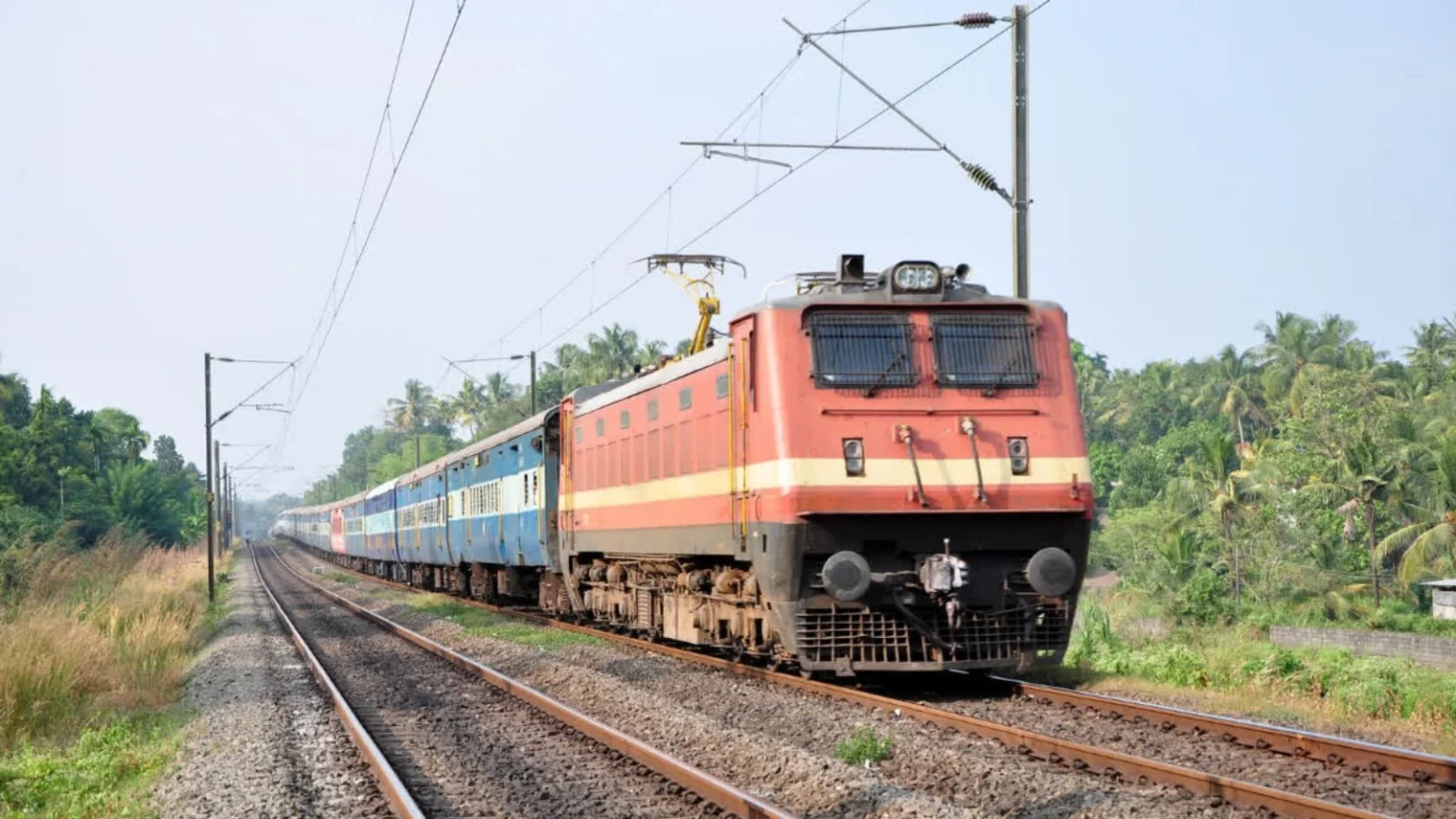 रेलवे टिकट के साथ मुफ्त मिलती हैं ये 5 सुविधाएं…क्या आप भी अब तक थे अनजान? जानें अपने अधिकार और बचाएं पैसे