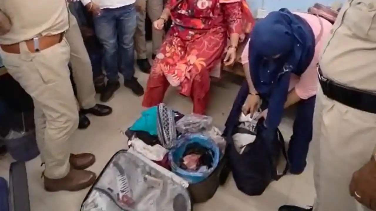 बिलासपुर रेलवे स्टेशन पर सनसनी: सूटकेस में गौमांस लेकर पहुंचीं दो महिलाएं गिरफ्तार