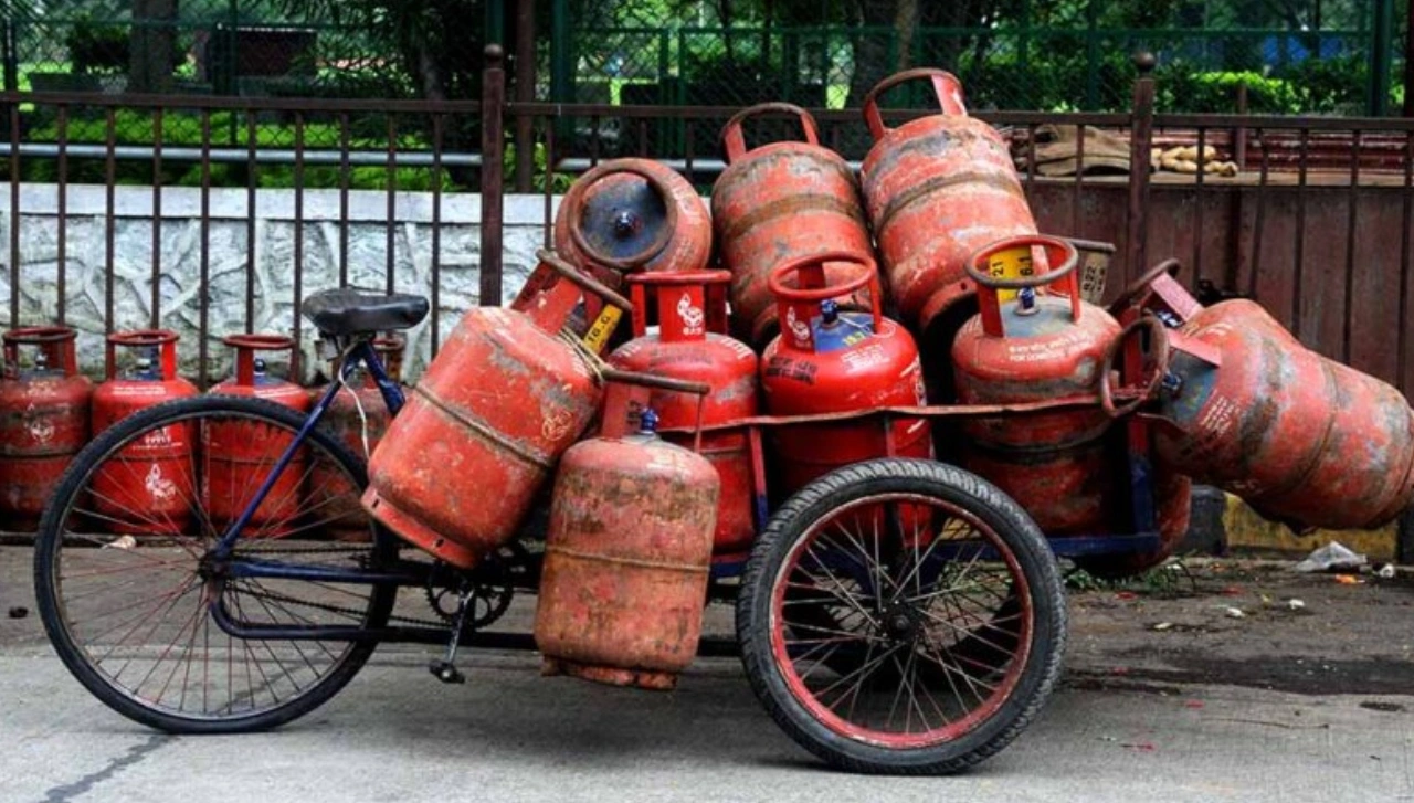 गैस सिलेंडर ने दिया बड़ा झटका:आज से कमर्शियल LPG महंगा, कारोबारियों की बढ़ी चिंता