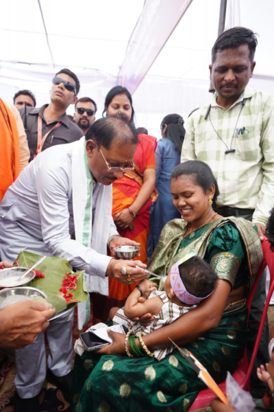 CM Vishnu ने बच्चों को कराया अन्नप्राशन, गर्भवती महिलाओं की गोदभराई कार्यक्रम में दी शुभकामनाएं