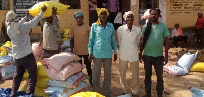 Cooperative Societies में नियमित रूप से किया जा रहा है खाद, बीज का वितरण, किसान चोवाराम एवं बेनीराम ने खाद, बीज के वितरण की व्यवस्था की सराहना की 