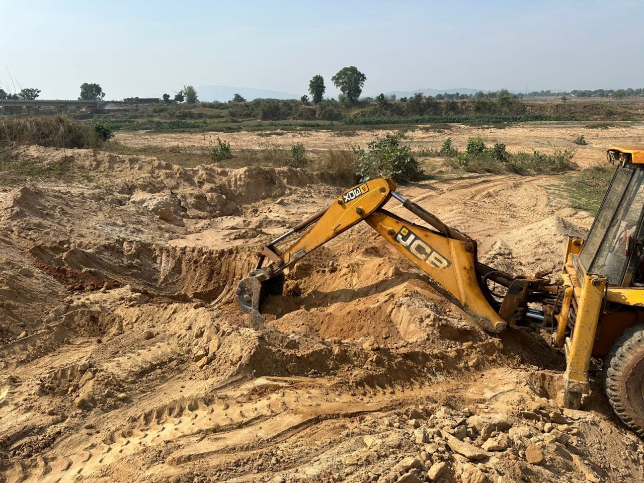 Balrampur में अवैध खनन पर प्रशासन की बड़ी कार्रवाई, अवैध उत्खनन मार्ग ध्वस्त, दो वाहन जब्त