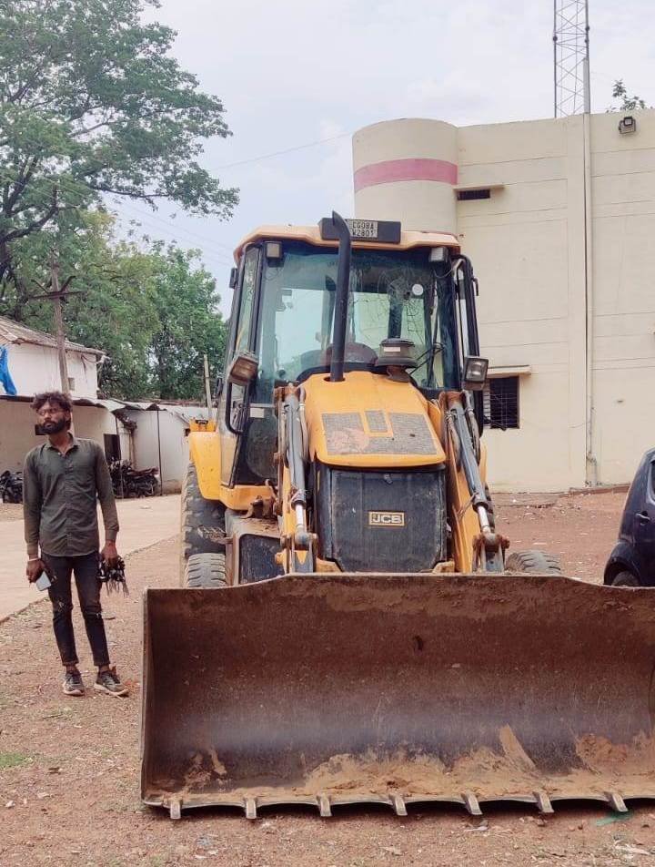 Illegal Murrum Excavation करते जेसीबी और हाइवा जब्त